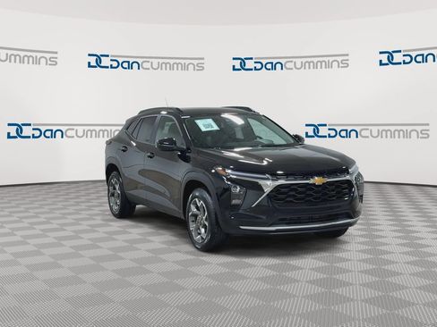 Used 2025 Chevrolet Trax LT FWD image 2