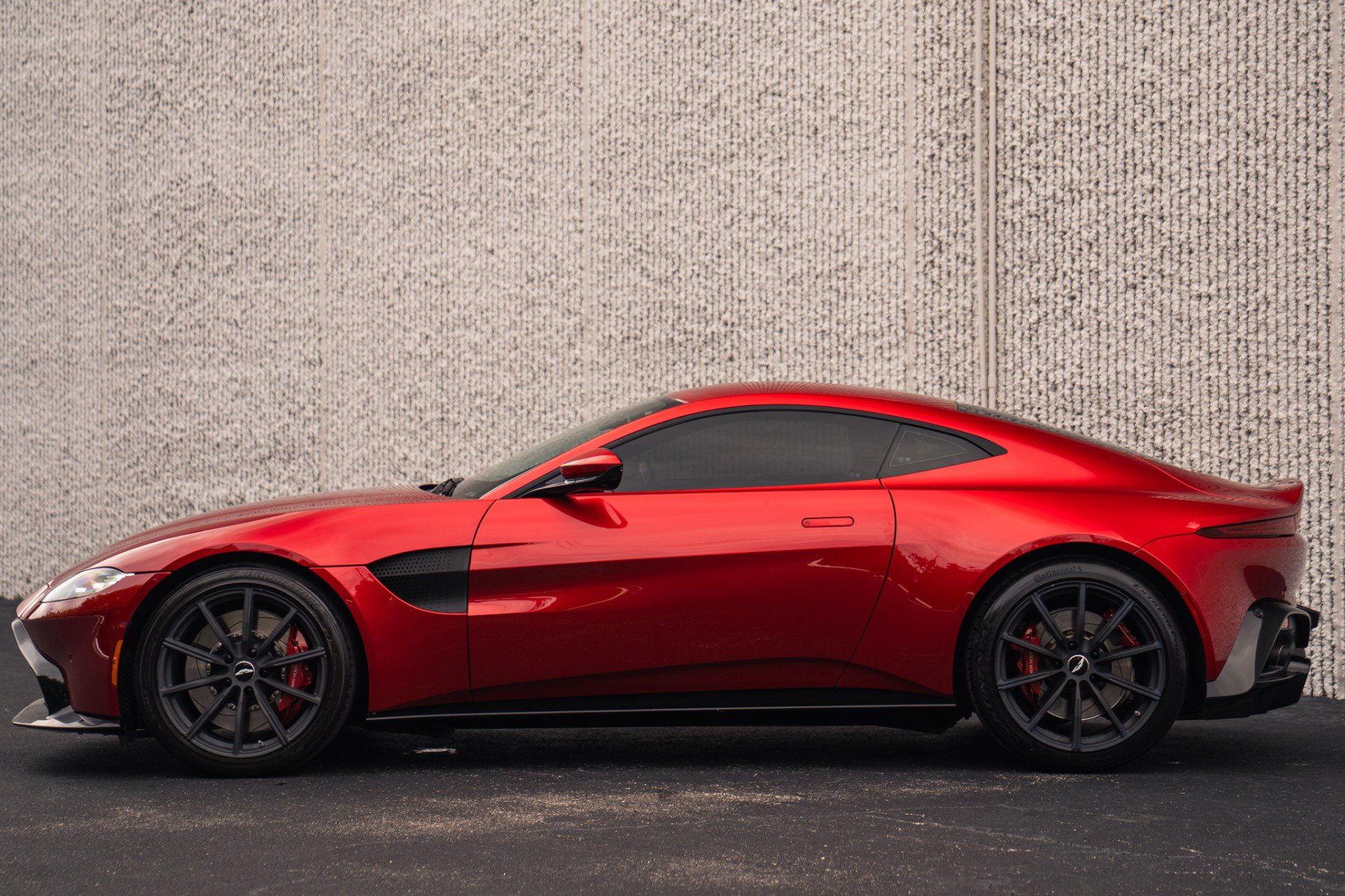 Used 2019 Aston Martin V8 Vantage Coupe RWD image 3