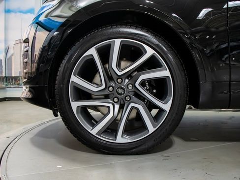 Certified 2025 Land Rover Discovery Metropolitan Edition image 7