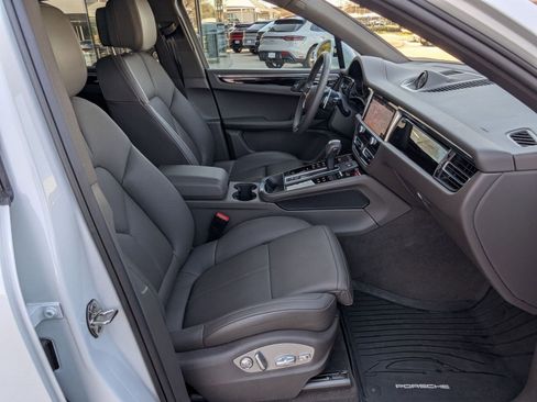 Certified 2025 Porsche Macan AWD/4WD image 25