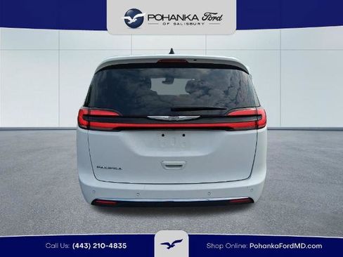 Used 2025 Chrysler Pacifica Select FWD image 6