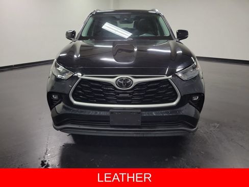 Used 2020 Toyota Highlander XLE FWD image 2