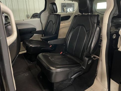 Used 2020 Chrysler Pacifica Touring-L image 16