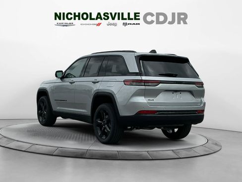New 2025 Jeep Grand Cherokee Altitude image 4