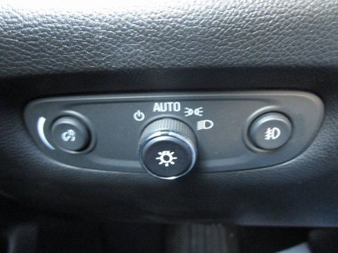 Used 2020 Chevrolet Traverse LT w/ LT Premium Package image 12