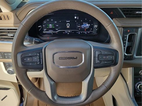 Used 2022 GMC Yukon Denali w/ Denali Premium Package image 16