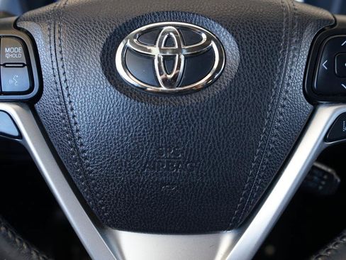 Used 2019 Toyota Highlander SE w/ Nightshade Edition FWD image 19