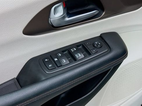 Used 2018 Chrysler Pacifica Touring Plus w/ Tire & Wheel Group FWD image 18