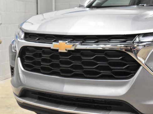 Used 2025 Chevrolet Trax LT w/ Sunroof Package FWD image 29