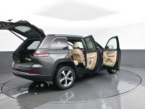 Used 2023 Jeep Grand Cherokee Limited w/ Luxury Tech Group II AWD/4WD image 32