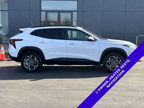 Used 2025 Chevrolet Trax LT w/ LT Convenience Package image 2