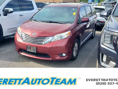 Used 2017 Toyota Sienna XLE w/ XLE Navigation Package image 1