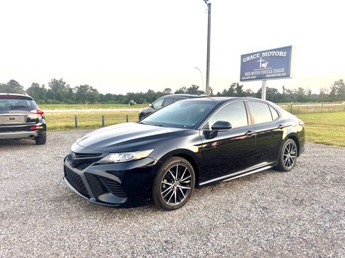 Used 2018 Toyota Camry SE image 2