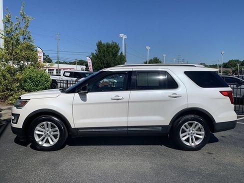 Used 2017 Ford Explorer XLT w/ Equipment Group 201A FWD image 5