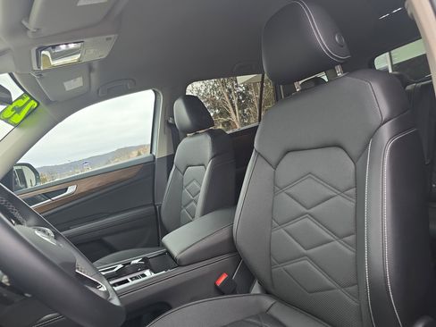 Used 2025 Volkswagen Atlas SE image 12