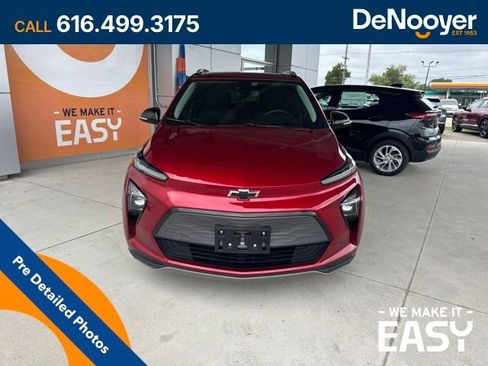 Used 2023 Chevrolet Bolt EUV LT w/ Comfort Package FWD image 2