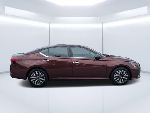 Used 2024 Nissan Altima 2.5 SV FWD image 2