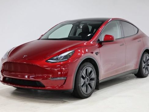 Used 2024 Tesla Model Y Long Range RWD image 3