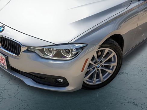 Used 2018 BMW 320i xDrive Sedan AWD/4WD image 3