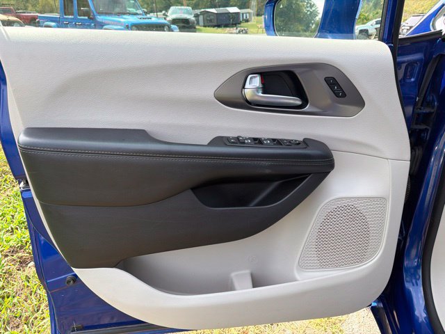 Used 2019 Chrysler Pacifica Limited FWD image 16