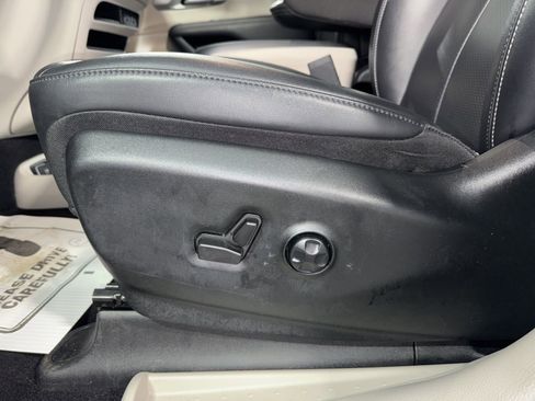 Used 2024 Chrysler Pacifica Touring-L image 19