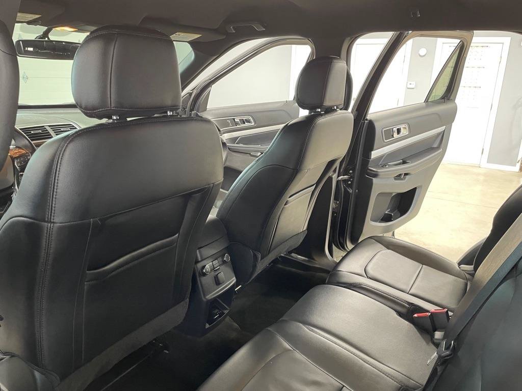 Used 2017 Ford Explorer XLT w/ Equipment Group 202A AWD/4WD image 14