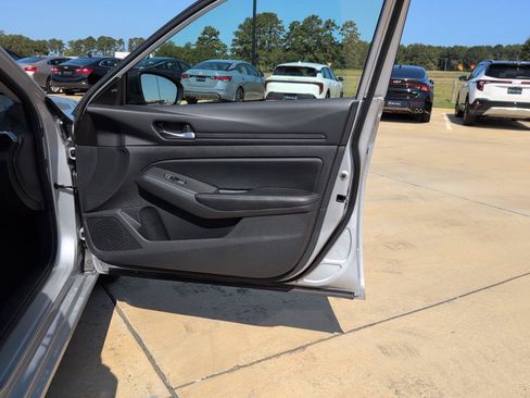 Used 2024 Nissan Altima 2.5 SV FWD image 21