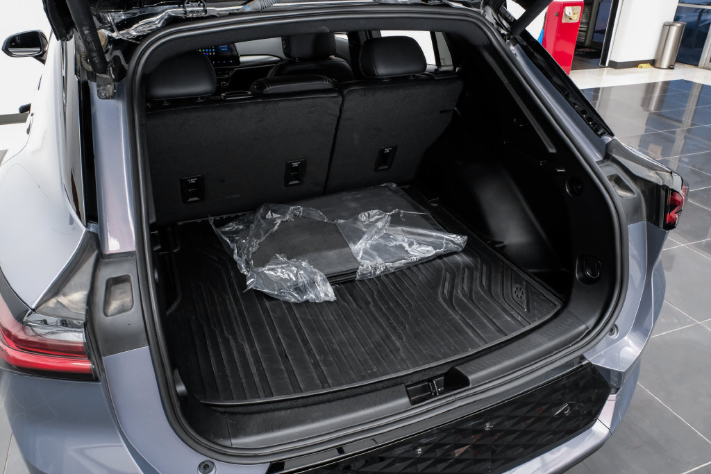 Used 2024 Chevrolet Equinox EV RS w/ LPO, Trailering Package FWD image 51