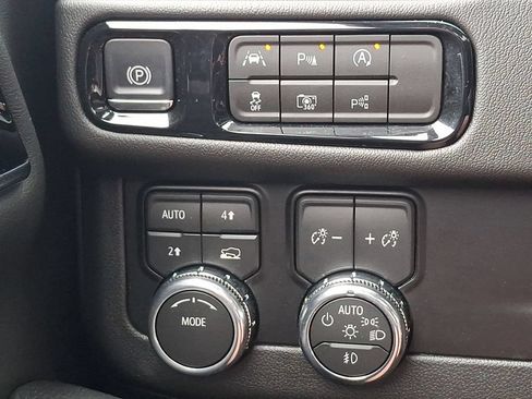 Used 2026 GMC Yukon Denali w/ Sun & Power Step Package AWD/4WD image 25