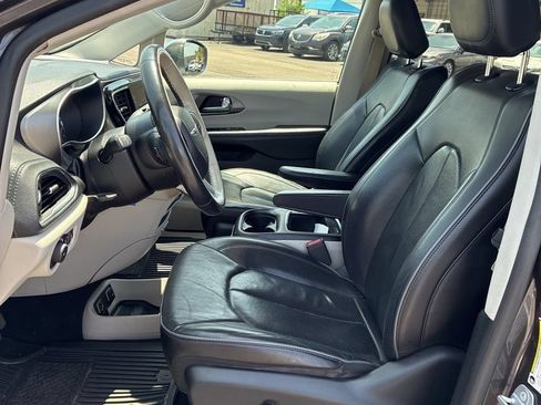 Used 2019 Chrysler Pacifica Limited w/ Tire & Wheel Group FWD image 11