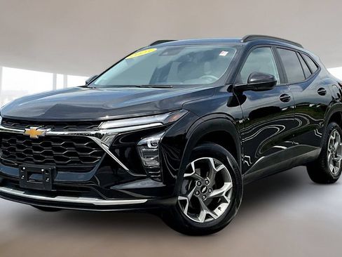 Used 2025 Chevrolet Trax LT FWD image 3