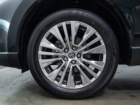Used 2024 Toyota Venza XLE AWD/4WD image 11