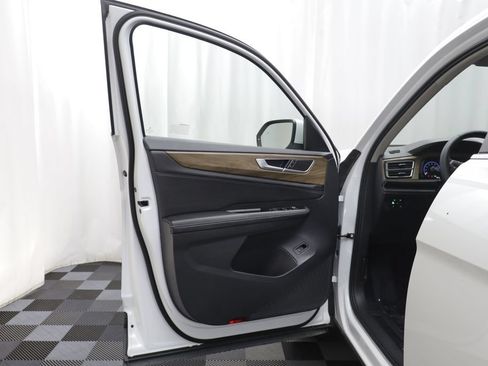 Used 2026 Volkswagen Atlas SE w/ Panoramic Sunroof Package AWD/4WD image 4