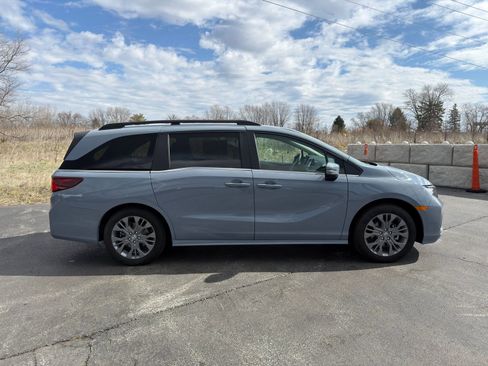 Used 2025 Honda Odyssey Touring image 9