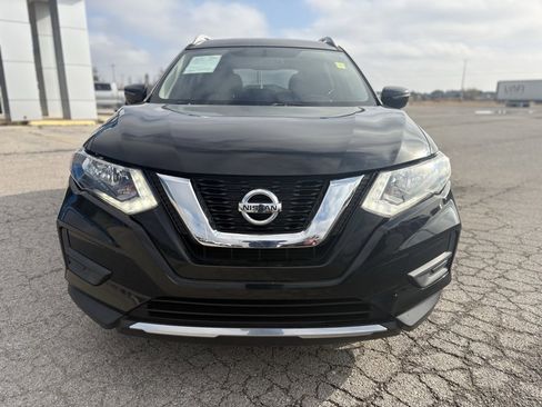 Used 2017 Nissan Rogue SV image 2