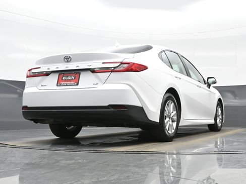 Used 2025 Toyota Camry LE image 29