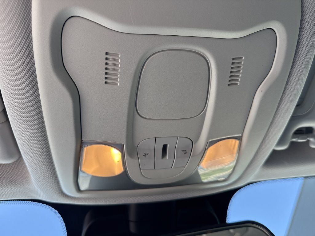 Used 2018 Jeep Renegade Latitude FWD image 27