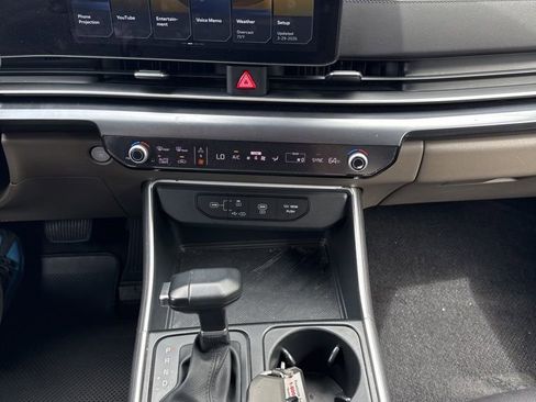 Used 2025 Kia Carnival FWD image 28