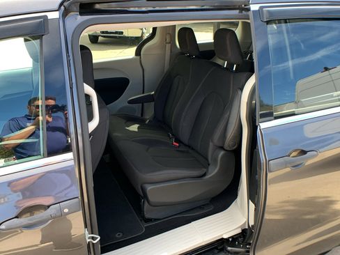 Used 2018 Chrysler Pacifica L FWD image 19