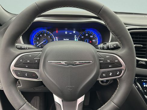 Used 2025 Chrysler Pacifica Select FWD image 15