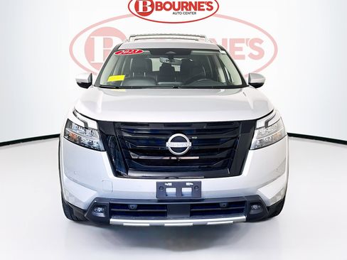 Used 2023 Nissan Pathfinder SL w/ Black Appearance Package AWD/4WD image 5