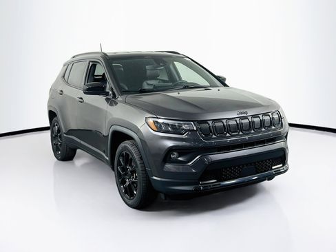Used 2022 Jeep Compass Latitude w/ Convenience Group AWD/4WD image 3