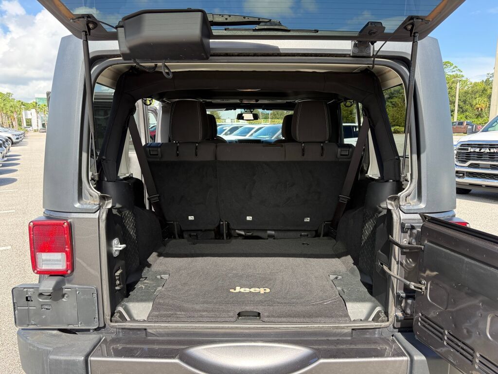 Used 2017 Jeep Wrangler Unlimited Sahara w/ Connectivity Group AWD/4WD image 29