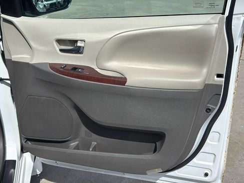 Used 2014 Toyota Sienna XLE image 31