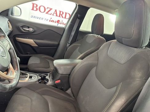 Used 2017 Jeep Cherokee Latitude w/ Cold Weather Group image 11