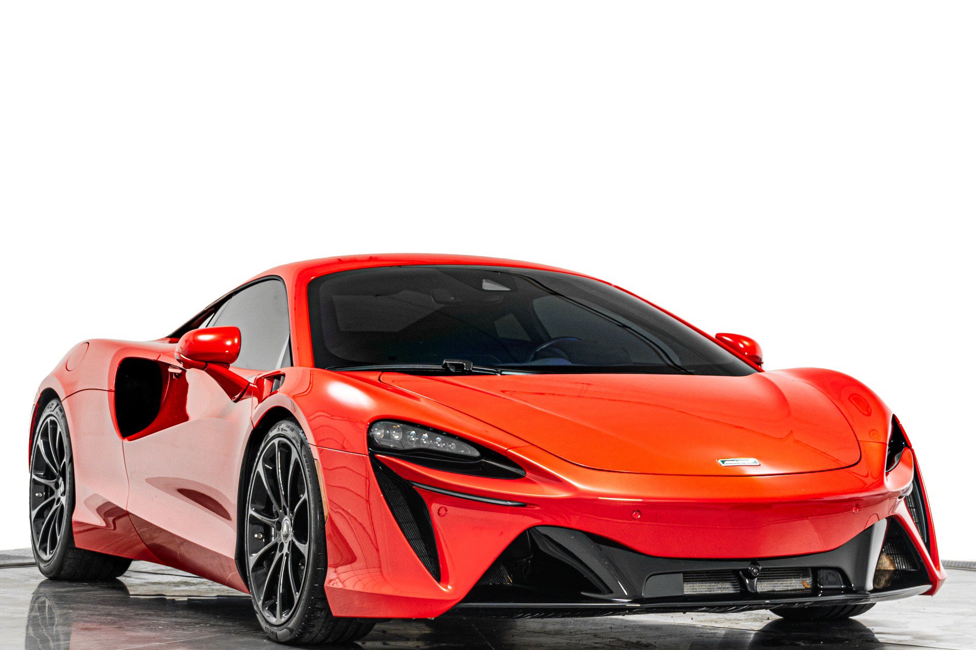 Used 2023 McLaren Artura RWD image 3