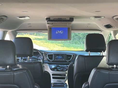 Used 2018 Chrysler Pacifica Touring-L w/ Tire & Wheel Group FWD image 20