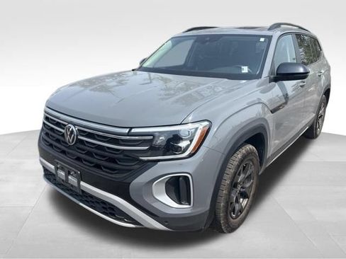 Used 2025 Volkswagen Atlas Peak Edition SE AWD/4WD image 13