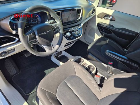 Used 2022 Chrysler Voyager LX FWD image 30
