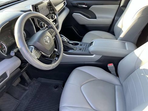 Used 2021 Toyota Highlander XLE AWD/4WD image 28